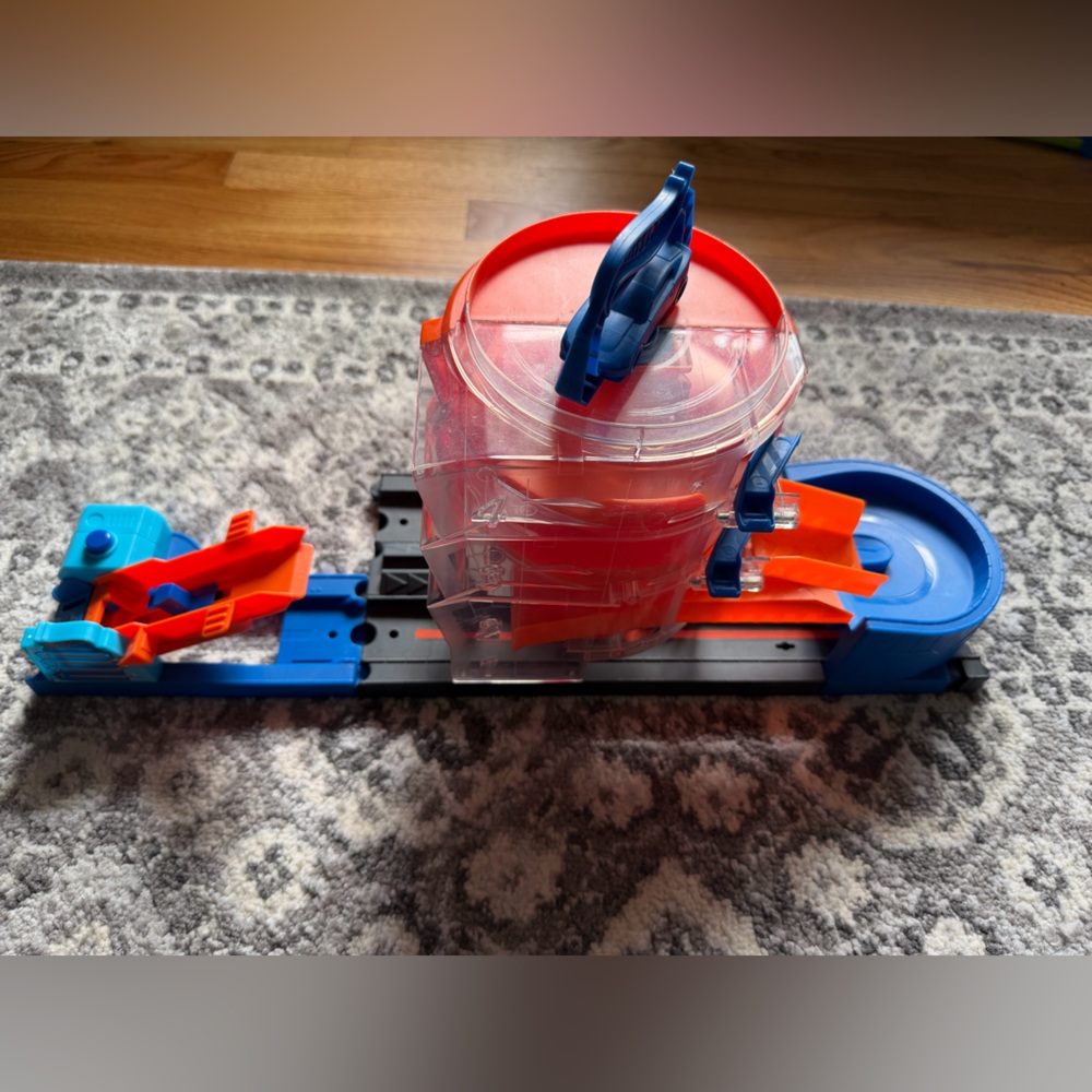 Hot Wheels City Super Spin Dealership track set